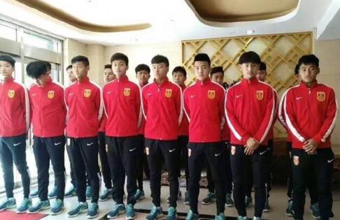 腰部的腰带设计，也更加现代
